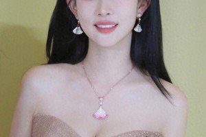 孟子义裸色抹胸裙惊艳成都活动，优雅造型美出新高度
