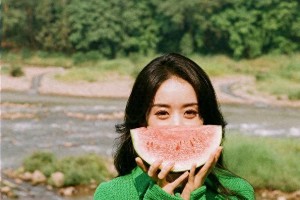 赵丽颖15周年时尚写真：少女感穿搭与逆生长秘诀