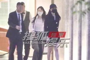 刘亦菲火锅店休闲照曝光，优雅穿搭引热议