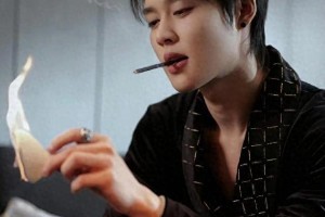 柯淳因酒吧蹦迪抽烟引争议，短剧一哥如何应对公众压力