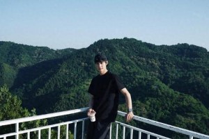 短剧一哥柯淳随地扔烟头道歉，片酬2万引热议