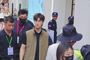 李昀锐武昌品牌活动人气爆棚，粉丝热情高涨