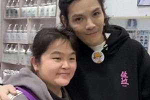 向佐赴湖南找晓华理发，直播吸引6700万观众