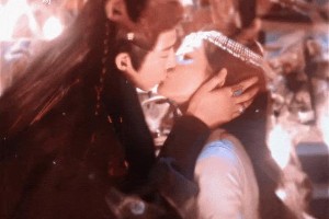 赵露思刘宇宁《珠帘玉幕》吻戏曝光，甜蜜互动引热议
