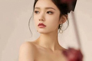 林允抹胸裙造型解析：从少女到时尚icon的蜕变